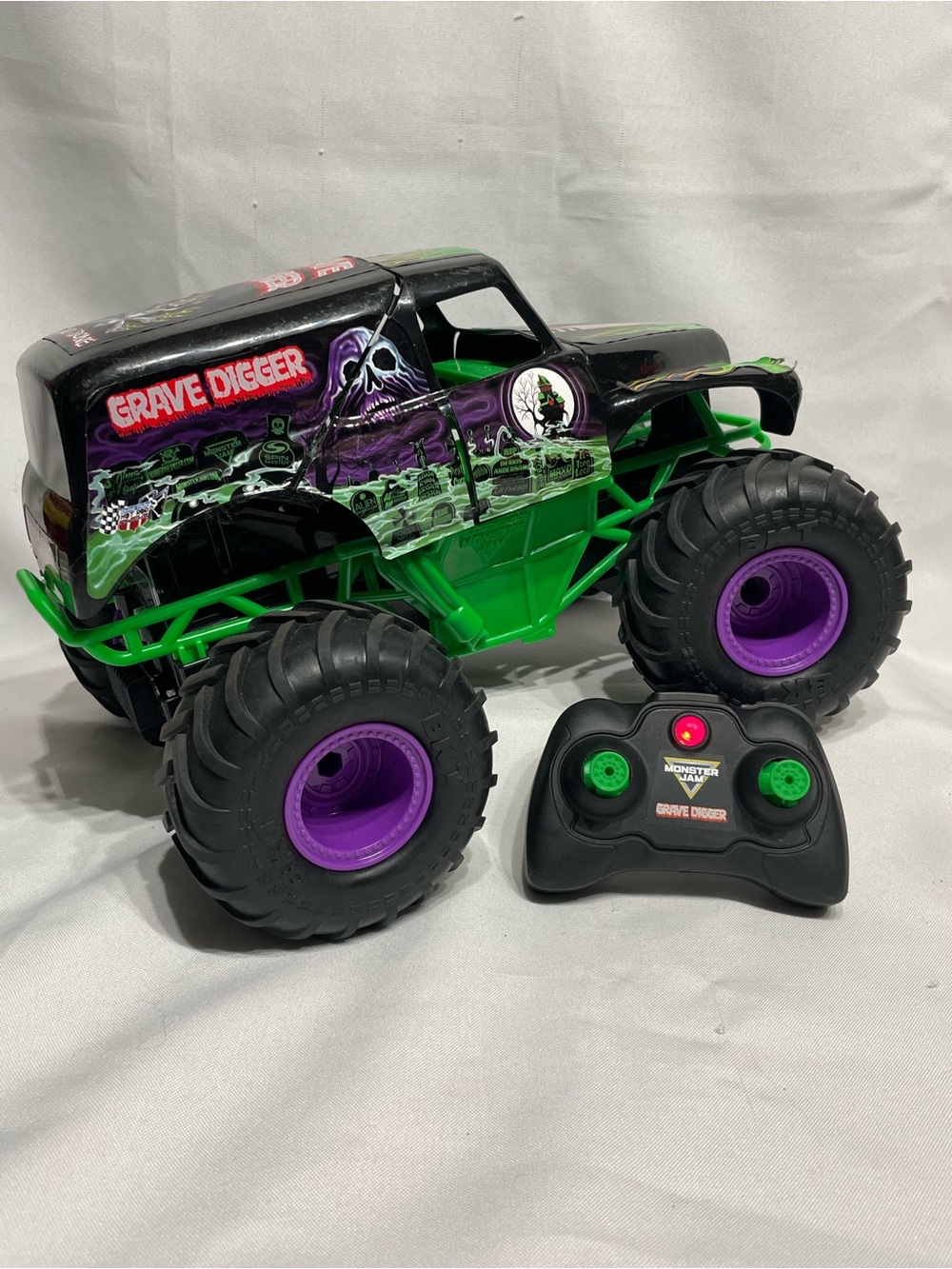 Spin Master Monster Jam Official Grave Digger Smash & Bash remote control truck